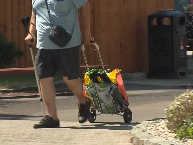 Na ilustračnej snímke muž s barlou.