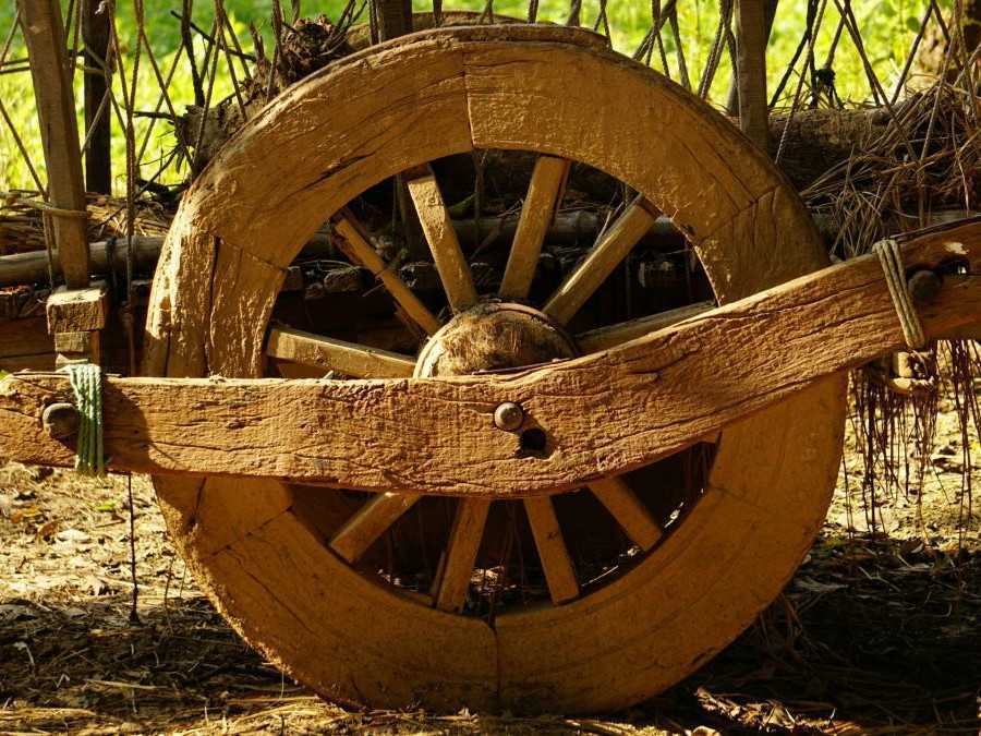 Na snímke drevené koleso.