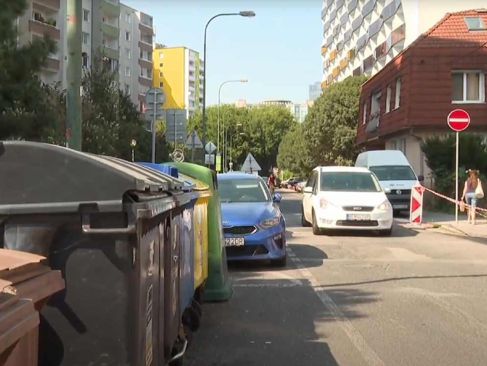 kontajnery pri ceste