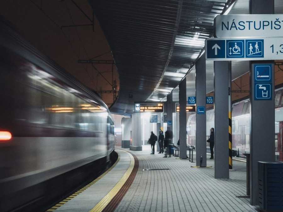 Ilustračná snímka vlakového nástupišťa.