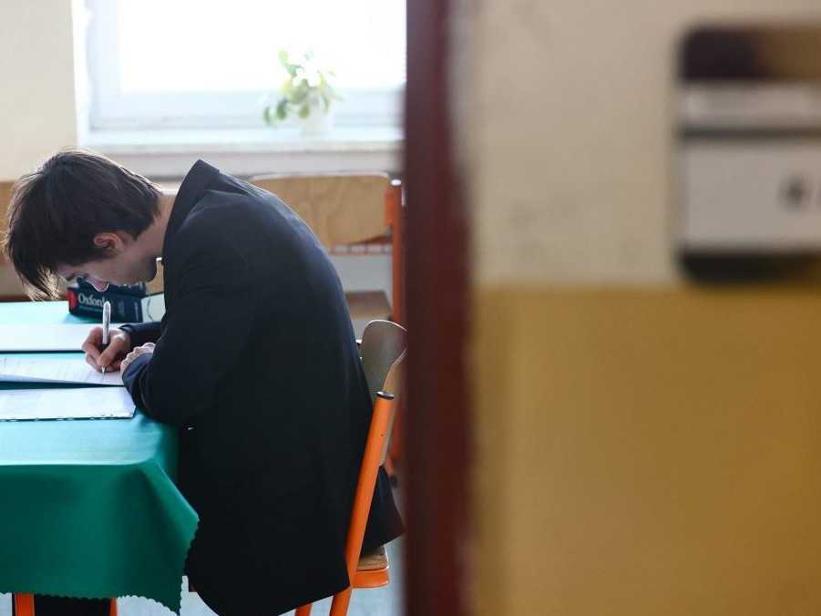 Na ilustračnej snímke maturant.