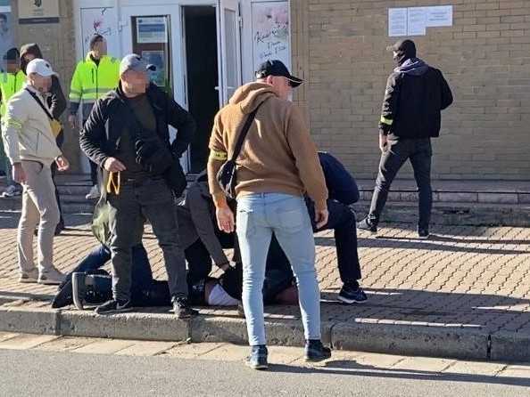 Na snímke polícia počas zásahu.