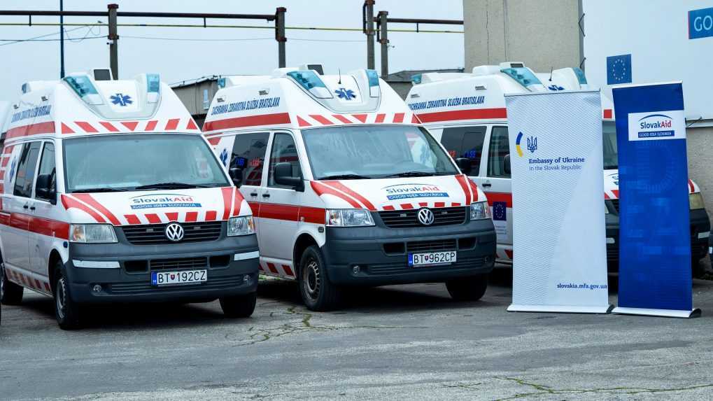 Pomoc za desiatky tisíc eur: Slovensko odovzdalo Ukrajine 18 sanitiek aj zdravotnícky materiál
