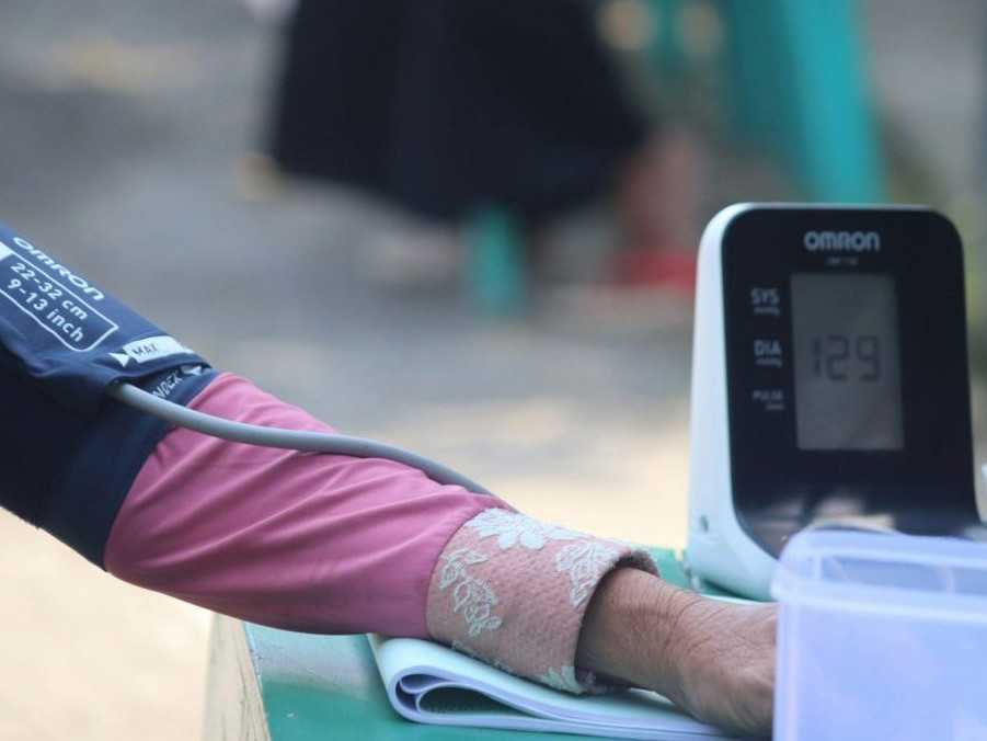 žena si meria krvný tlak.