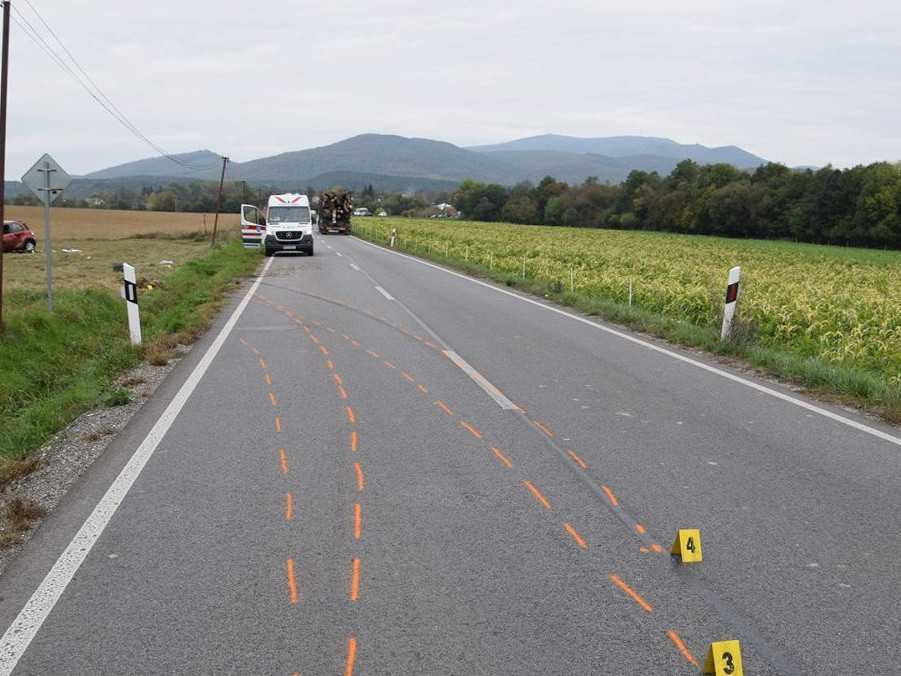 Na snímke miesto dopravnej nehody.