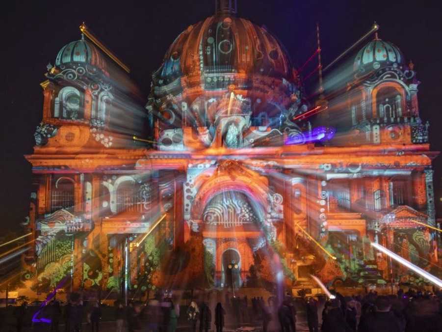 Vysvietená Berlínska katedrála počas Festivalu svetiel.