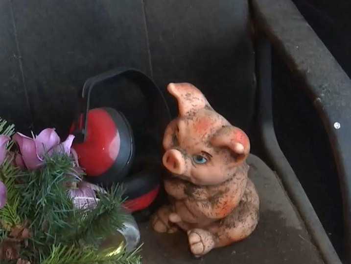 keramické prasiatko, slúchadlá, umelý kvet a kancelárska stolička