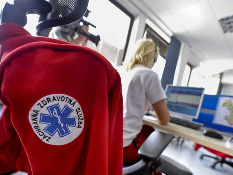 Na ilustračnej snímke dispečerská sála operačného strediska.