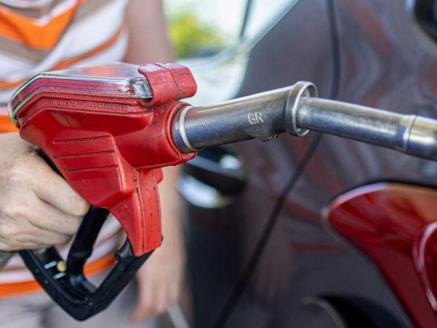 Osoba na benzínovej pumpe.