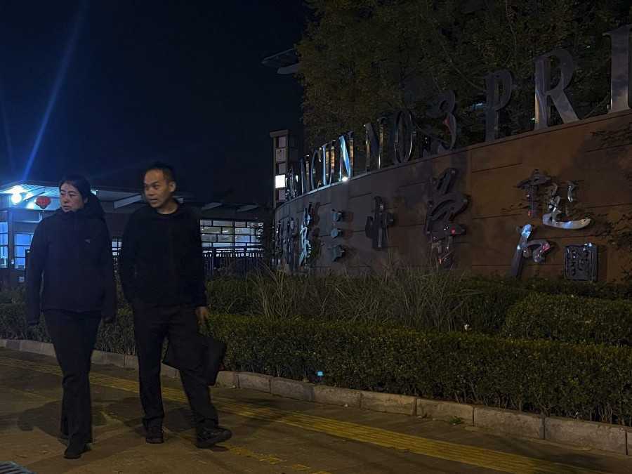 Polícia v blízkosti pekinskej školy, kde došlo k útoku.