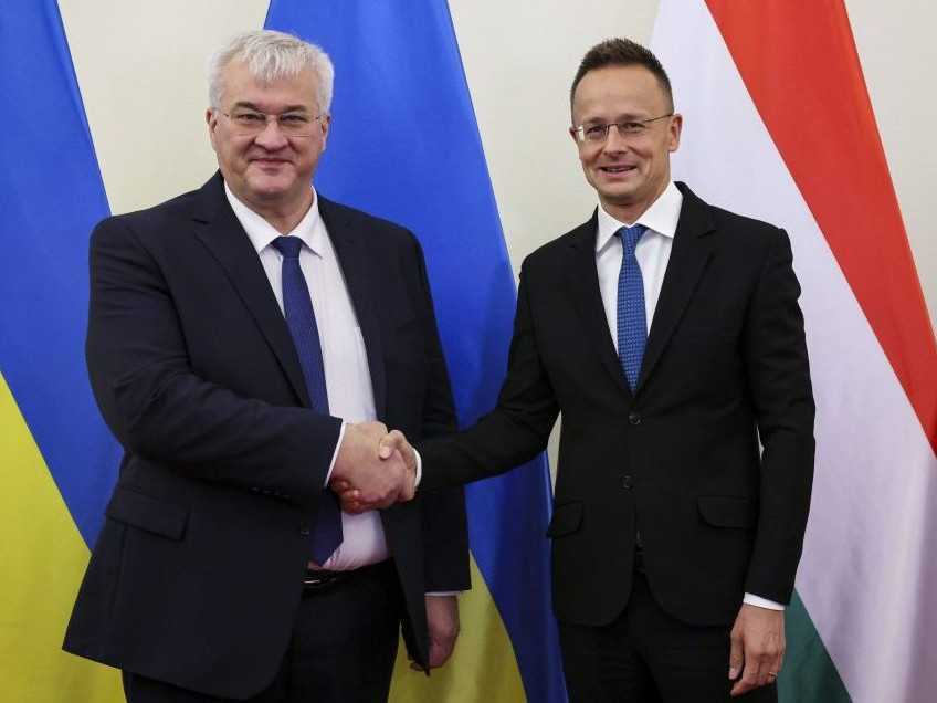 Maďarský minister zahraničných vecí Péter Szijjarto (vpravo) prijíma ukrajinského ministra zahraničných vecí Andrija Sybihu.