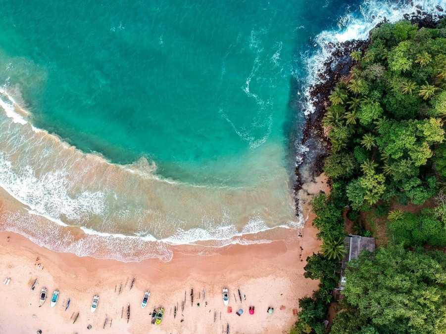 Záber na pláž na Srí Lanke.