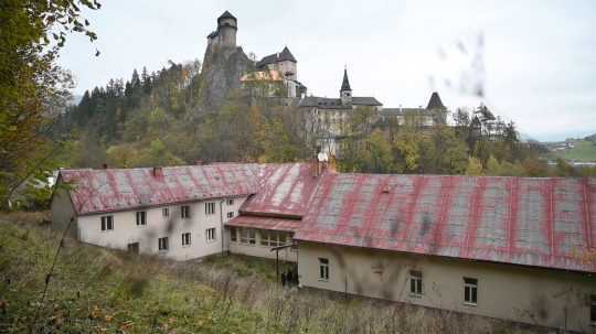 Chátrajúci bývalý hotel pod Oravským zámkom.