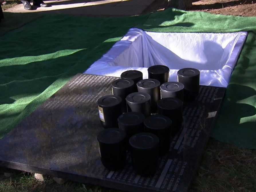 Urny s popolom zosnulých.