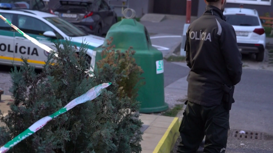 Policajt a policajná páska.