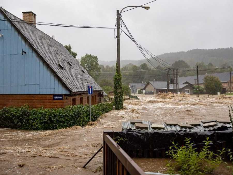 Na snímke rozbúrená rieka Staříč v Česku.