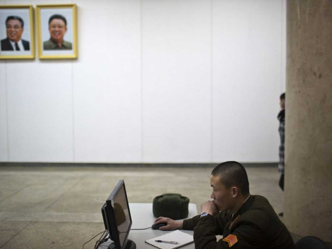 Portréty bývalých vodcov Severnej Kórey – Kim Ir-sena a Kim Čong-ila.