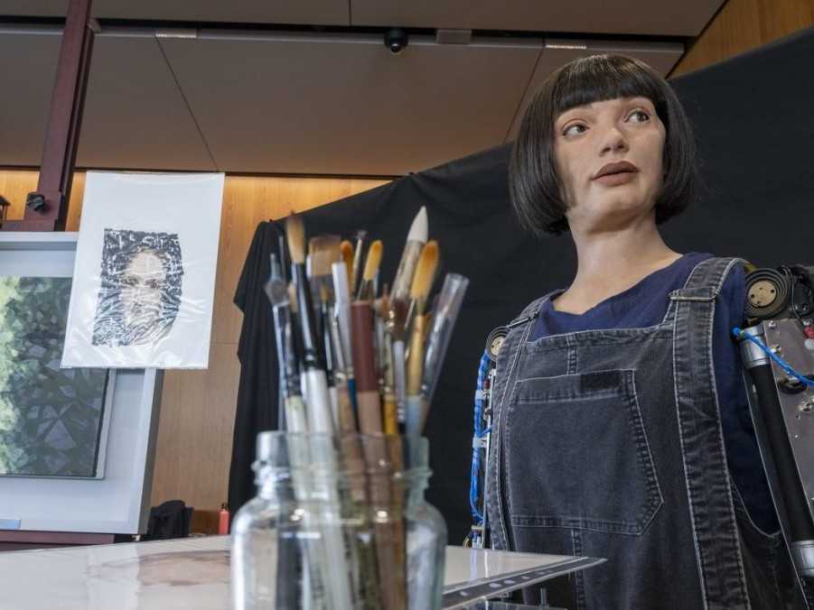 Na ilustračnej snímke humanoidný robot Ai-Da.