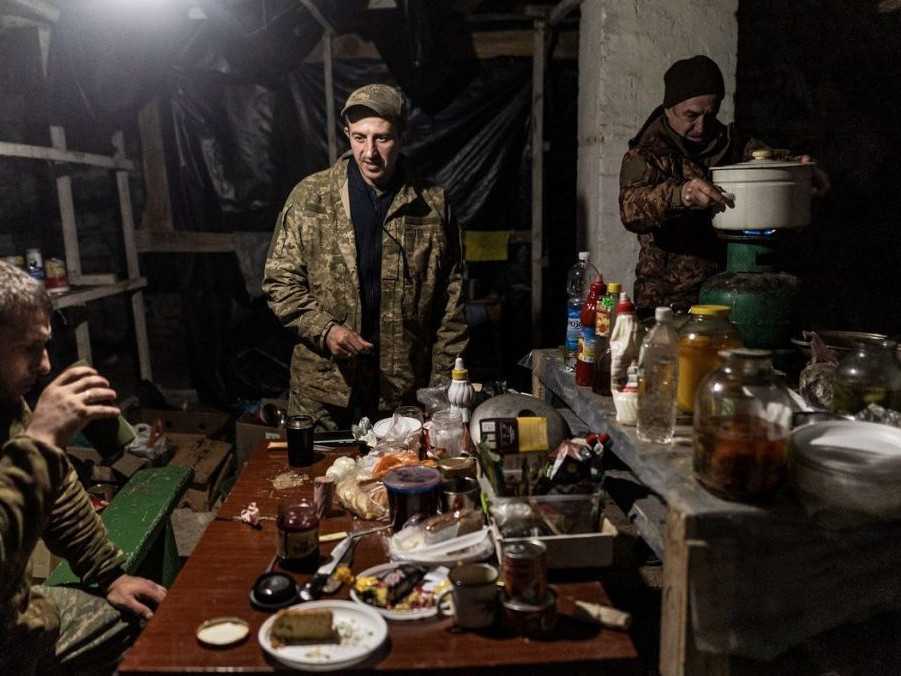 Ilustračná snímka - ukrajinskí vojaci počas pauzy na jedlo.