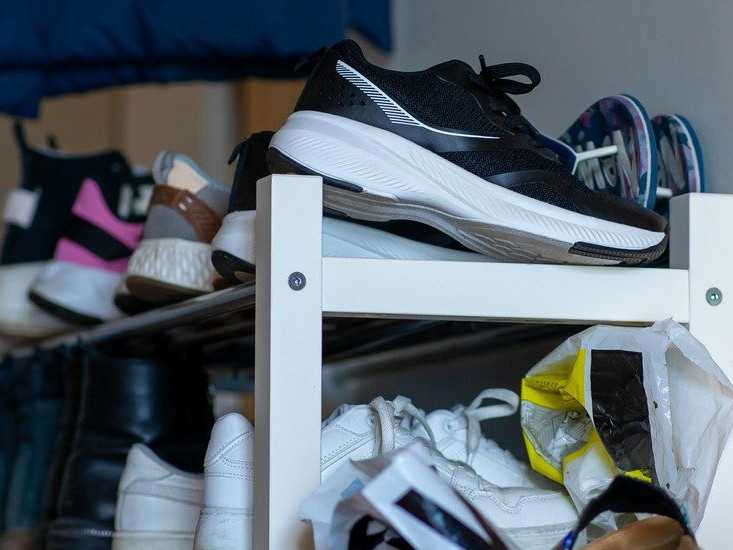 Topánky na polici v chodbe.