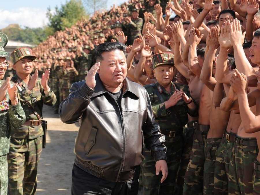 Na snímke sa líder KĽDR KIm Čong-un zdraví s vojakmi.