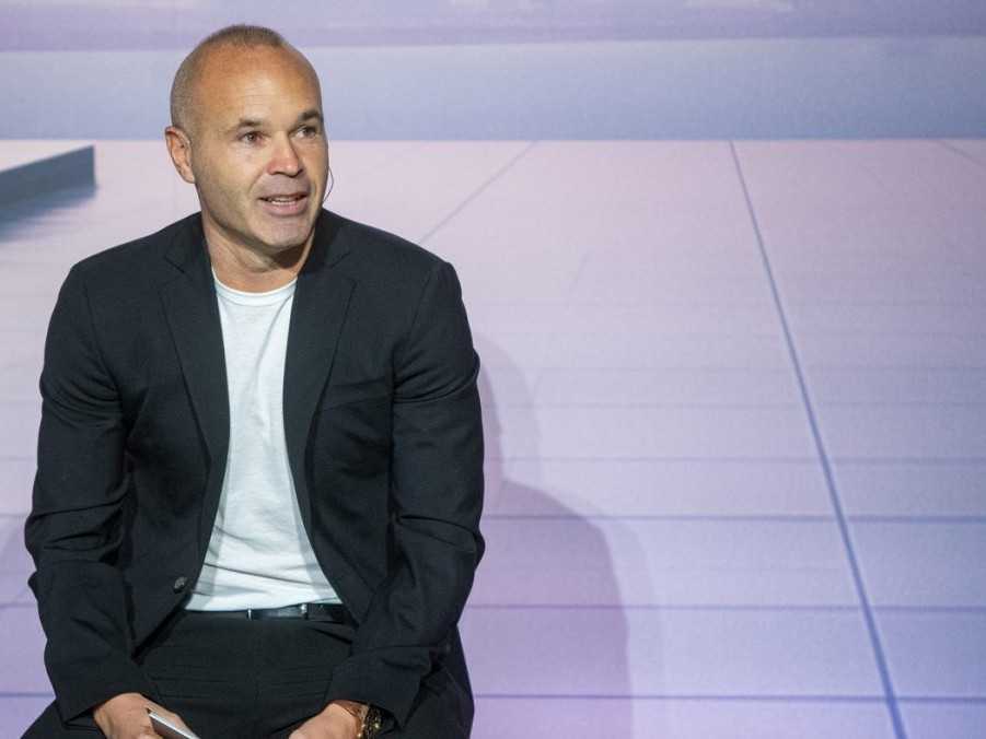 Futbalová legenda Andres Iniesta počas tlačovej konferencie o ukončení kariéry.