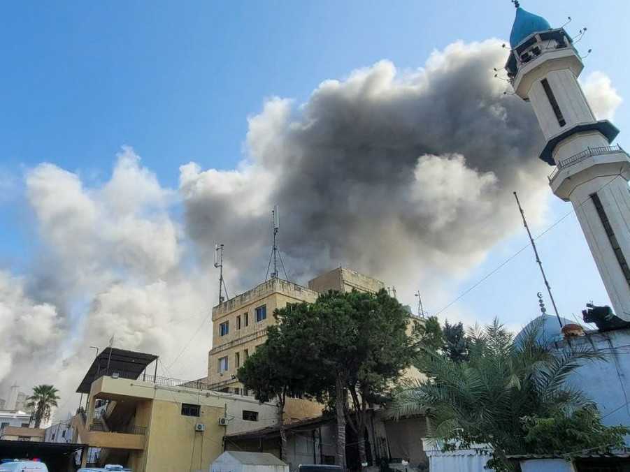 Na snímke libanonské mesto Nabatíja, z ktorého po útokoch stúpa dym.