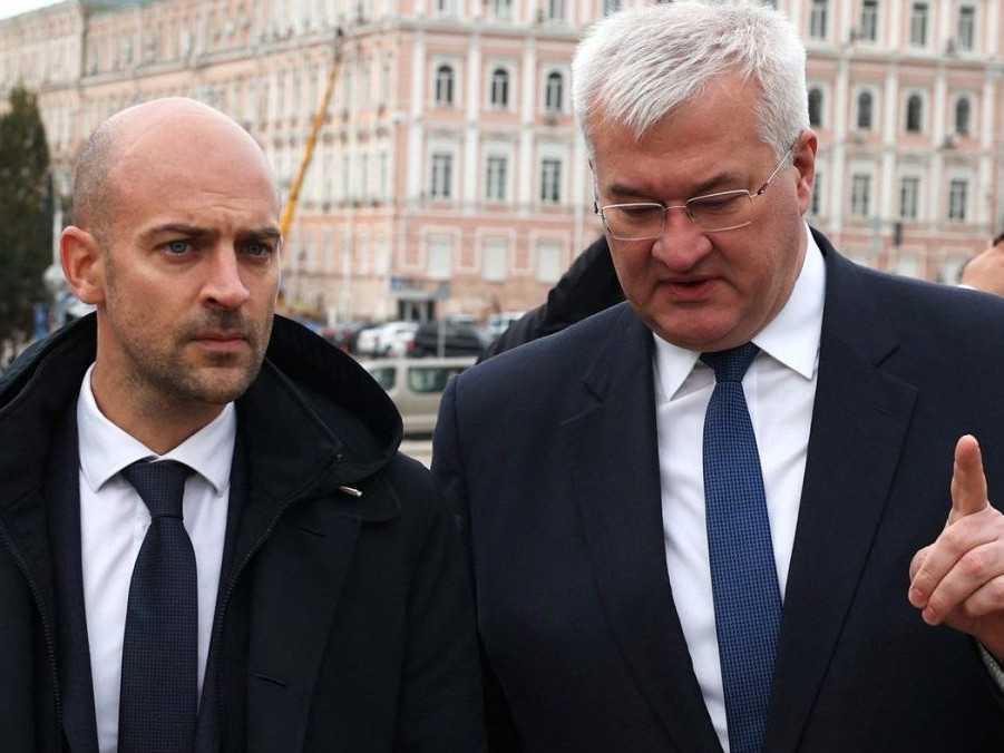 Ukrajinský minister zahraničia Andrii Sybiha (vpravo) a francúzsky minister zahraničia Jean-Noel Barrot (vľavo).