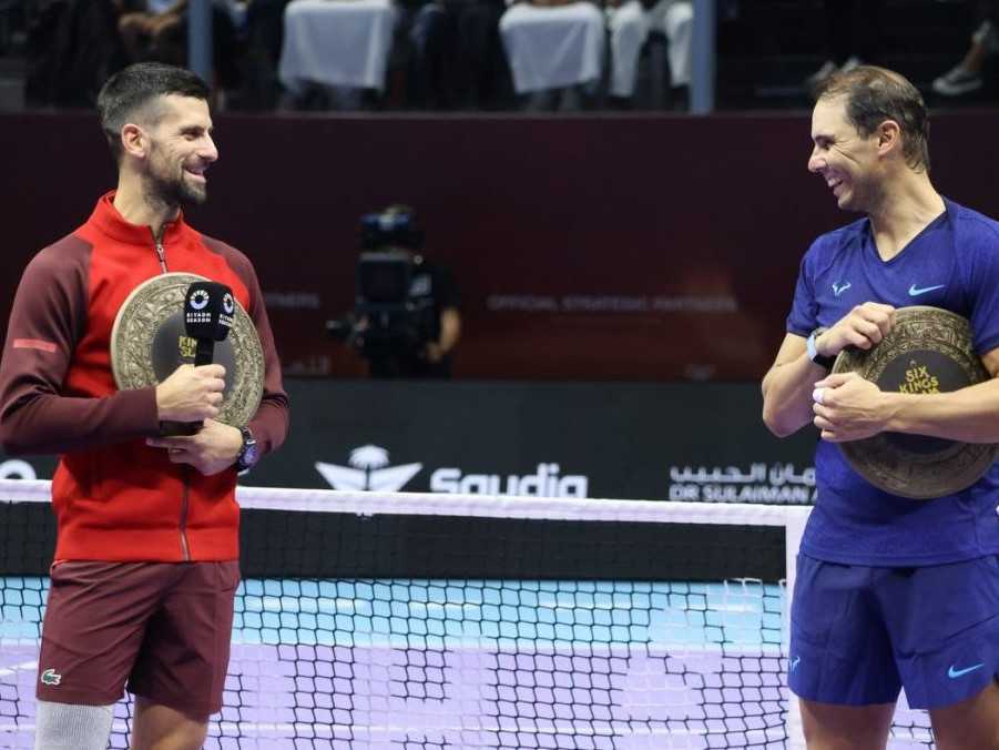 Srb Novak Djokovič (vľavo) a Španiel Rafael Nadal po vzájomnom exhibičnom súboji.