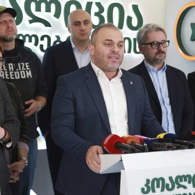 Podľa oficiálnych výsledkov volieb v Gruzínsku vyhrala proruská vládnuca strana. Opozícia výsledok odmieta