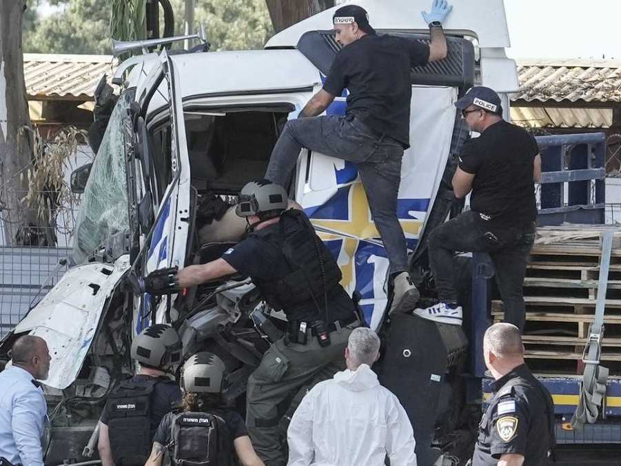 Na snímke dodávka po náraze.