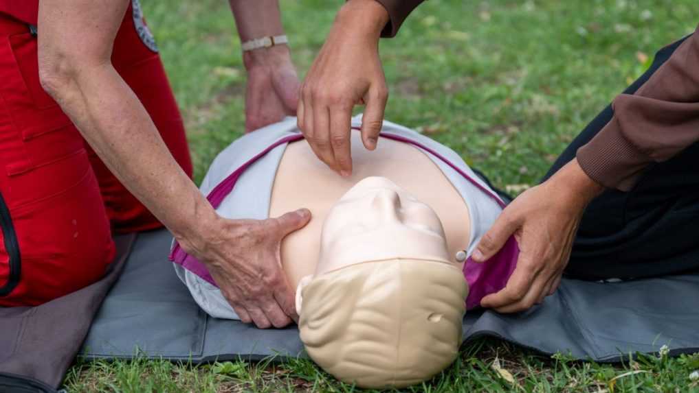 Prvú pomoc pri zástave srdca dostane len jeden z piatich postihnutých. Ako poskytnúť resuscitáciu, aj keď to neviete?