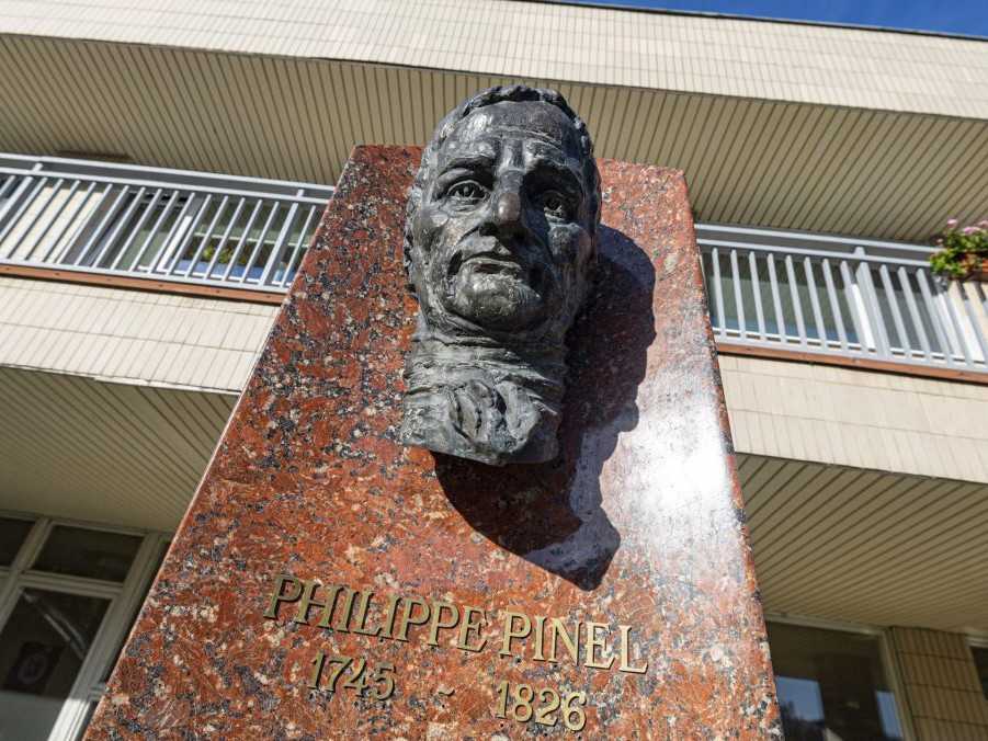 Na snímke busta pred psychiatrickou nemocnicou v Pezinku.