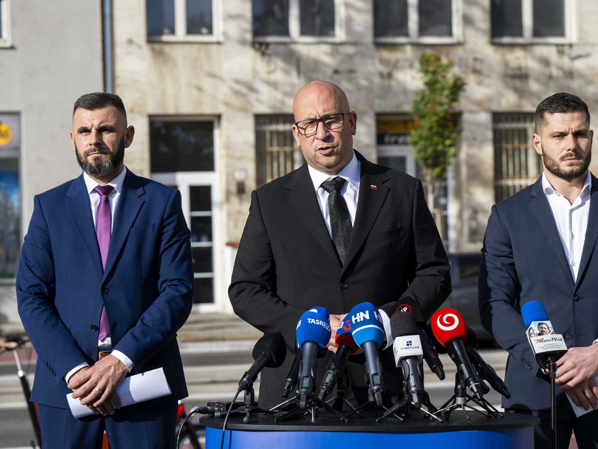 Poslanec Richard Glück (Smer-SD), minister dopravy Jozef Ráž ml. (nom. Smer-SD) a poslanec Ján Mažgút (Smer-SD)