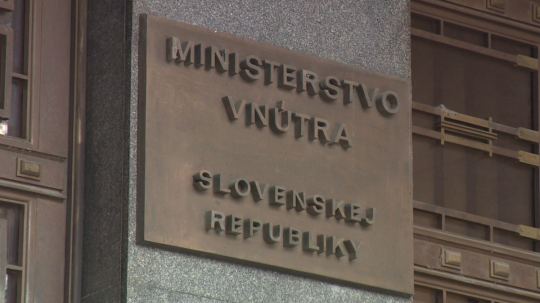 Tabuľa na budove ministerstva vnútra.