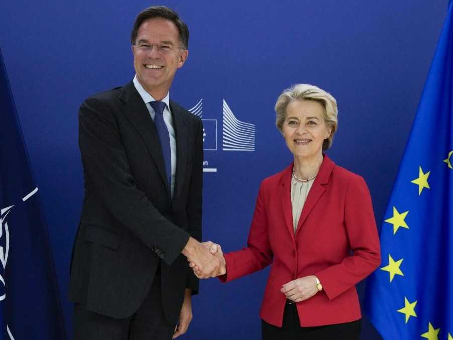 Na snímke Martk Rutte a Ursula von der Leyenová.