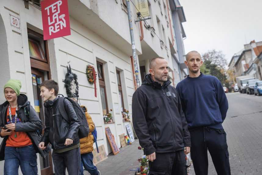 Sprava: Majiteľ Tepl&aacute;rne Roman Samotn&yacute; a Hudobn&iacute;k a riaditeľ festivalu Pohoda Michal Ka&scaron;č&aacute;k počas tlačovej besedy iniciat&iacute;vy Ide n&aacute;m o život v bratislavskom bare Tepl&aacute;reň k predstaveniu projektu Sme Tepl&aacute;reň v okt&oacute;bri 2022.