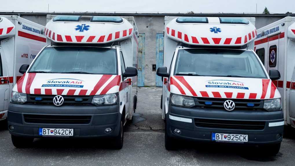 Pomoc za desiatky tisíc eur: Slovensko odovzdalo Ukrajine 18 sanitiek aj zdravotnícky materiál