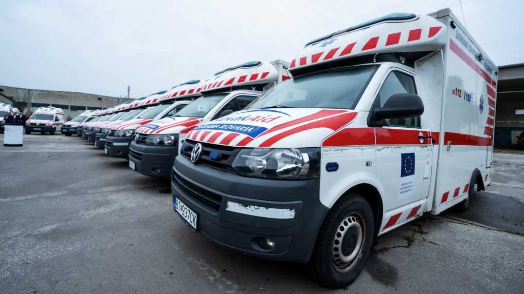 Pomoc za desiatky tisíc eur: Slovensko odovzdalo Ukrajine 18 sanitiek aj zdravotnícky materiál