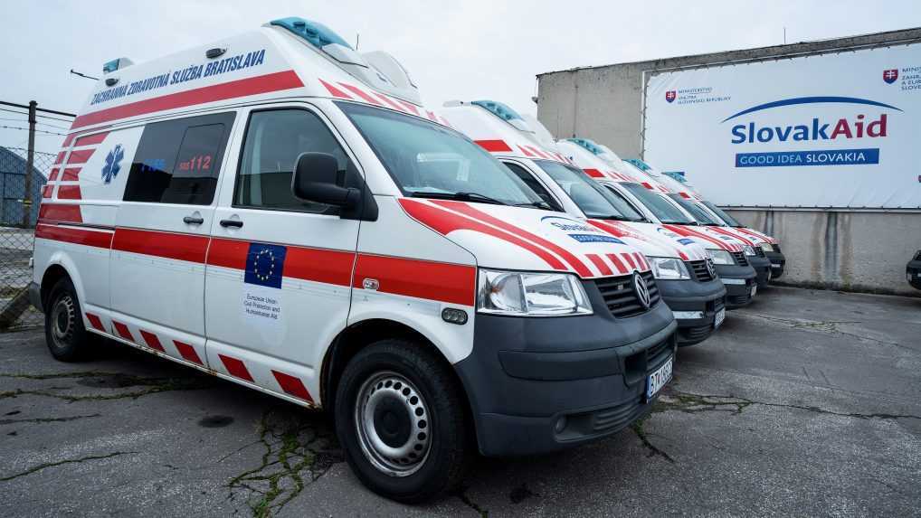 Pomoc za desiatky tisíc eur: Slovensko odovzdalo Ukrajine 18 sanitiek aj zdravotnícky materiál