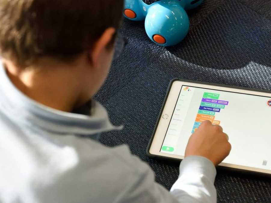 Ilustračná snímka dieťaťa s tabletom.