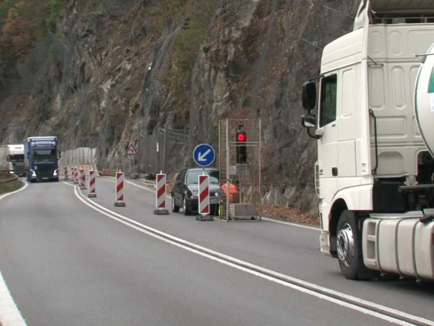 kamióny na ceste pod Strečnom