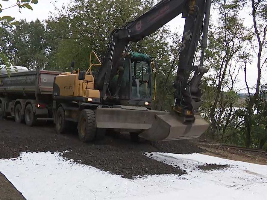 ťažké stroje pracujú na železnici