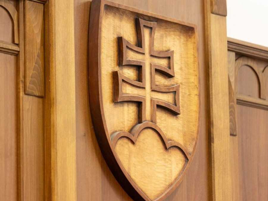 Na ilustračnej snímke štátny znak v priestoroch pojednávacej sály na Okresnom súde v Žiline.