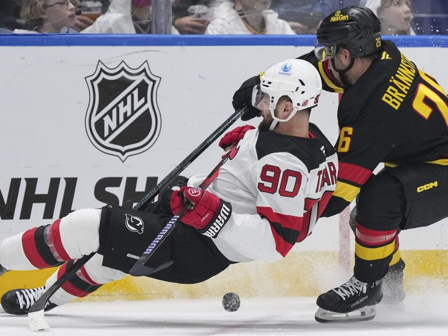 Slovenský hokejista Tomáš Tatar (vľavo) počas zápasu proti Vancouveru.