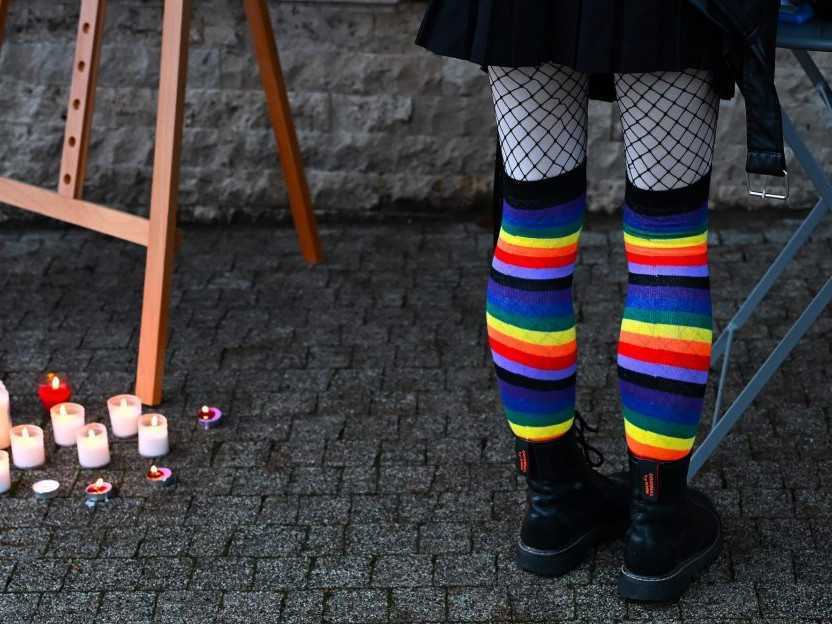 Osoba v dúhových ponožkách na Námestí študentov v blízkosti Gymnázia Ľudovíta Štúra v Trenčíne.