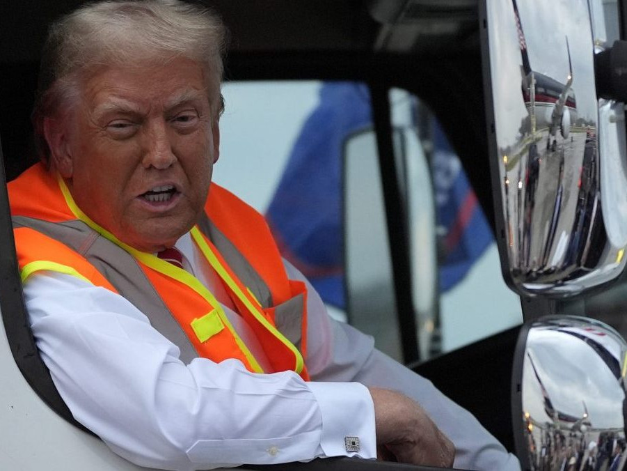 Donald Trump sa previezol v smetiarskom aute.