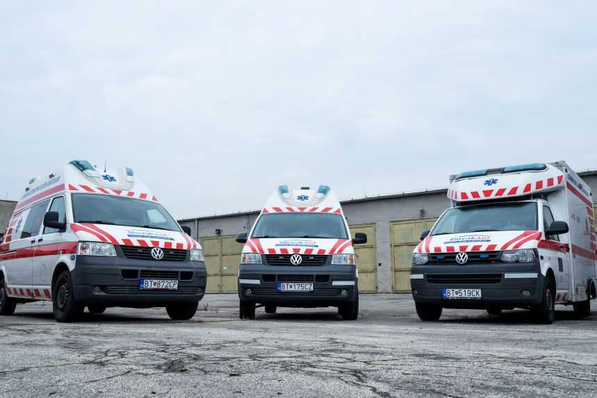 Pomoc za desiatky tisíc eur: Slovensko odovzdalo Ukrajine 18 sanitiek aj zdravotnícky materiál