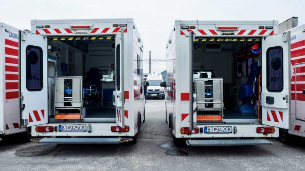 Pomoc za desiatky tisíc eur: Slovensko odovzdalo Ukrajine 18 sanitiek aj zdravotnícky materiál