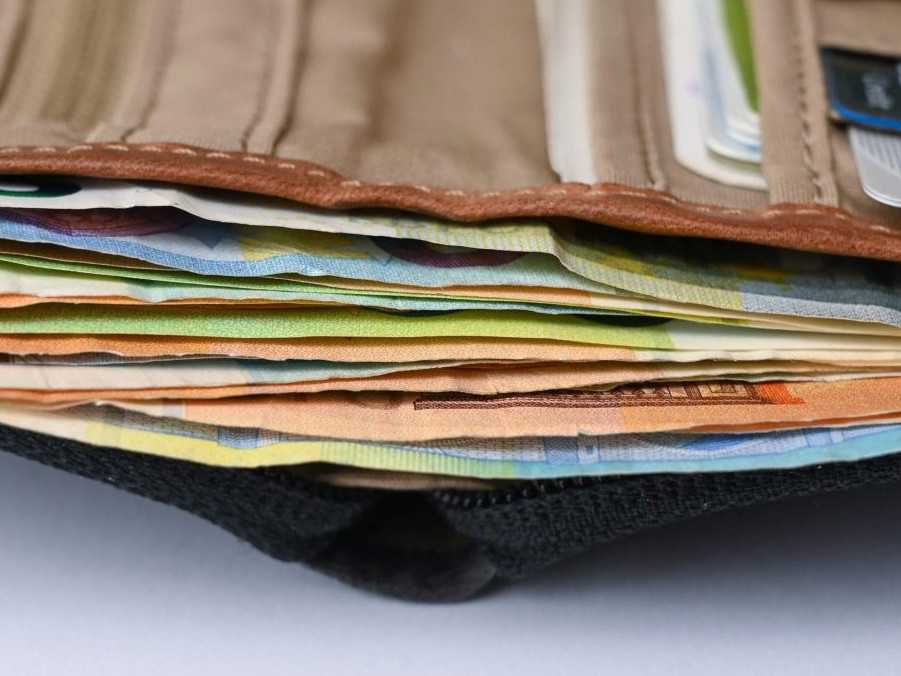 Ilustračná snímka peňazí v peňaženke.